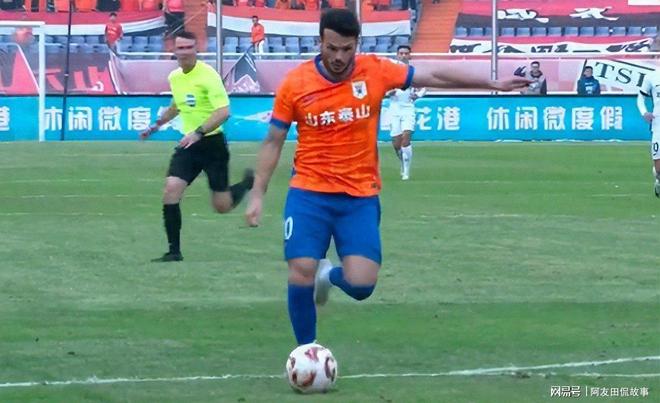 山东泰山迎欧联关键赛，关键时刻远射贴柱，赛场秩序良好，年轻球员得到机会