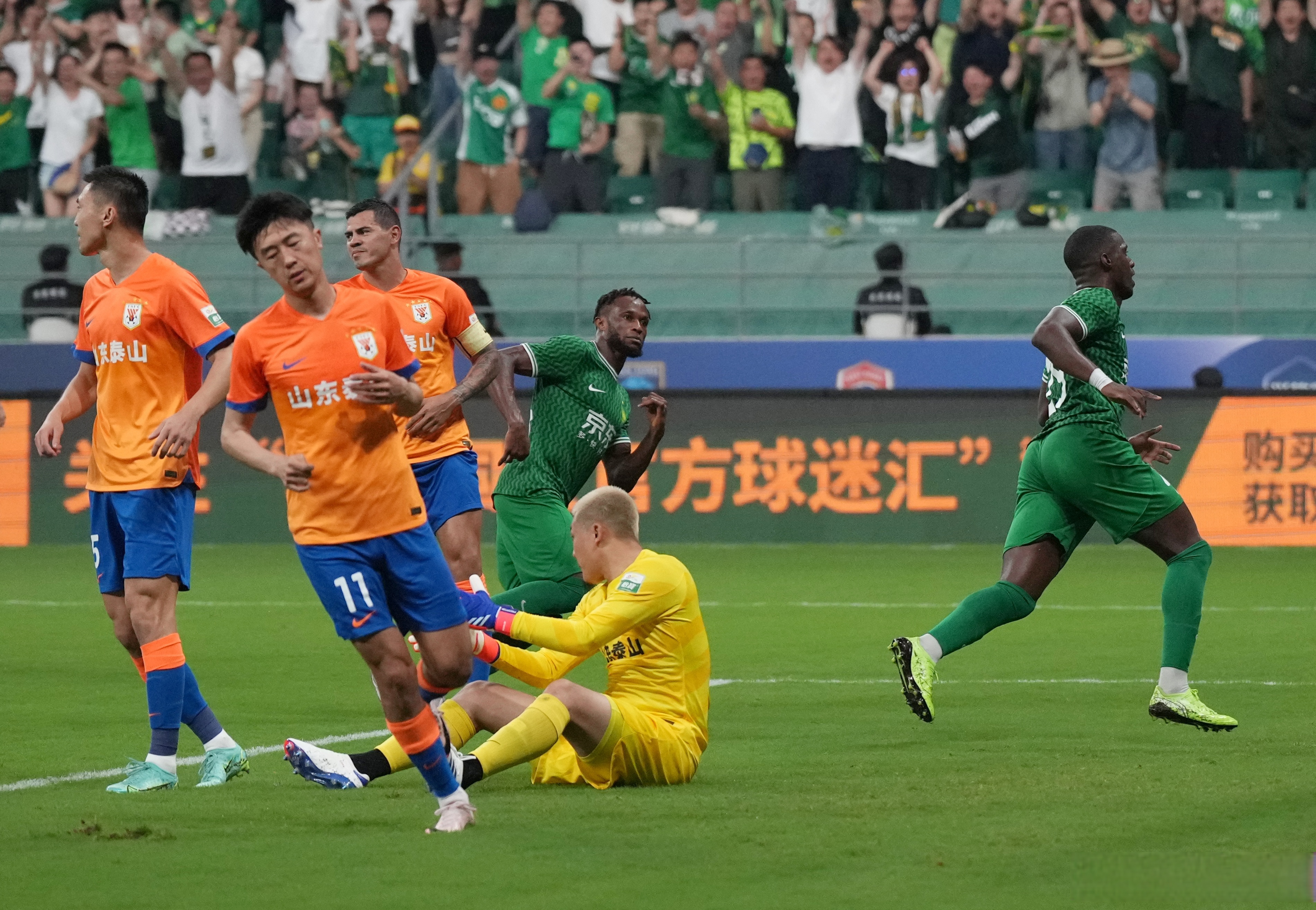 山东泰山迎欧联关键赛，关键时刻远射贴柱，赛场秩序良好，年轻球员得到机会