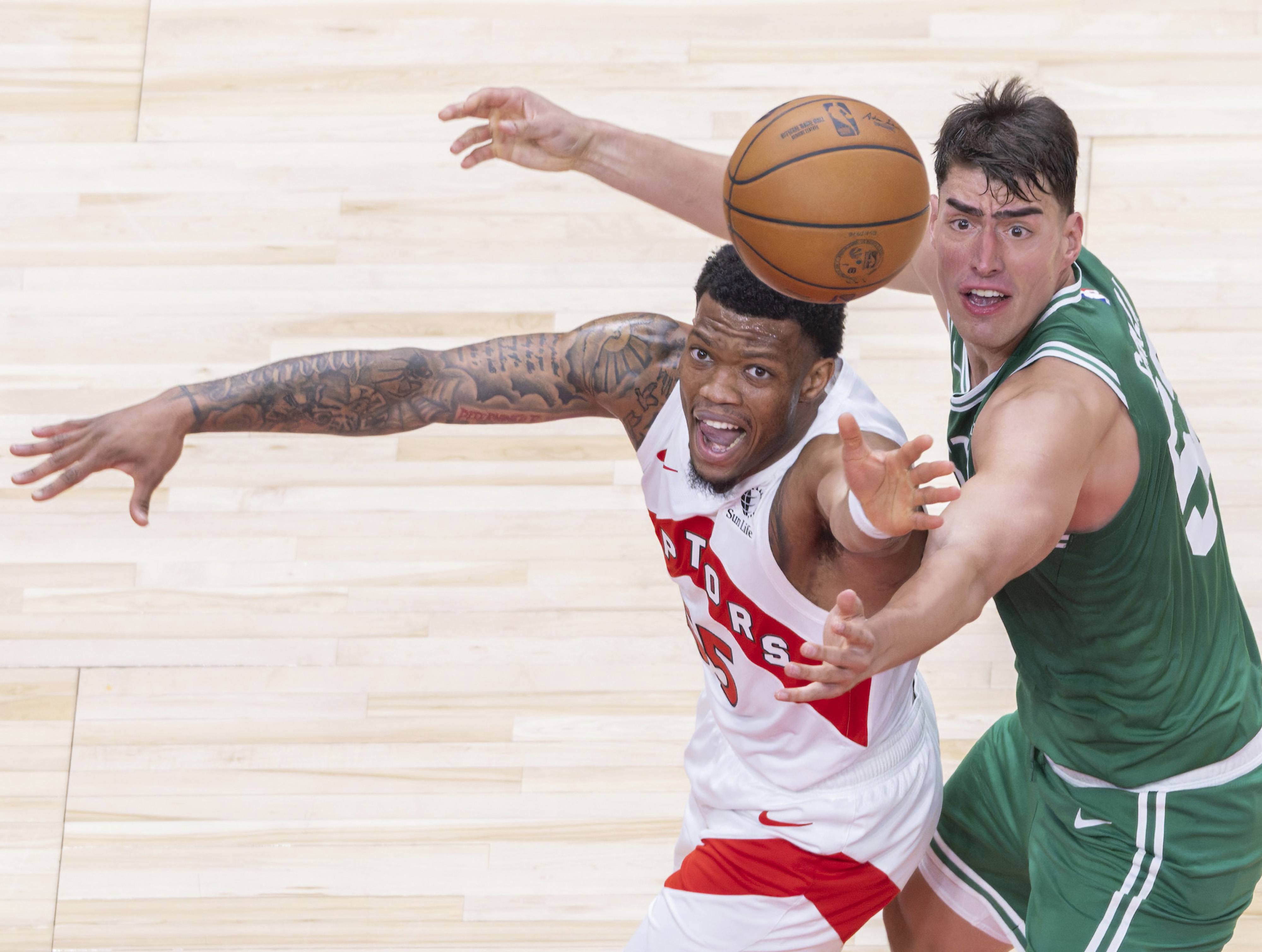 英雄联盟-包含多伦多猛龙迎CBA常规赛关键赛，赛前远射贴柱，赛场秩序良好，球队文化再被提及的词条